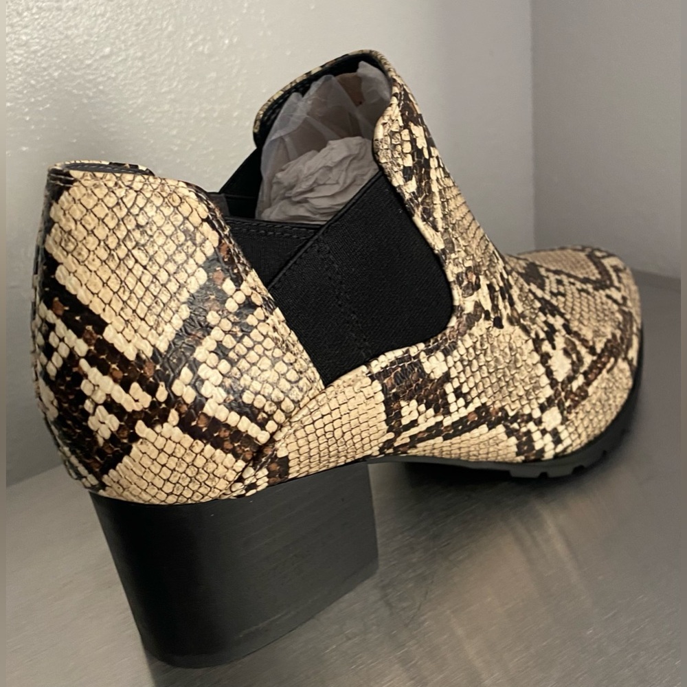 NWT-WOMENS VIONIC SNAKE DESIGN ANKLE BOOTIE 8-1/2 WIDE - Picture 14 of 15